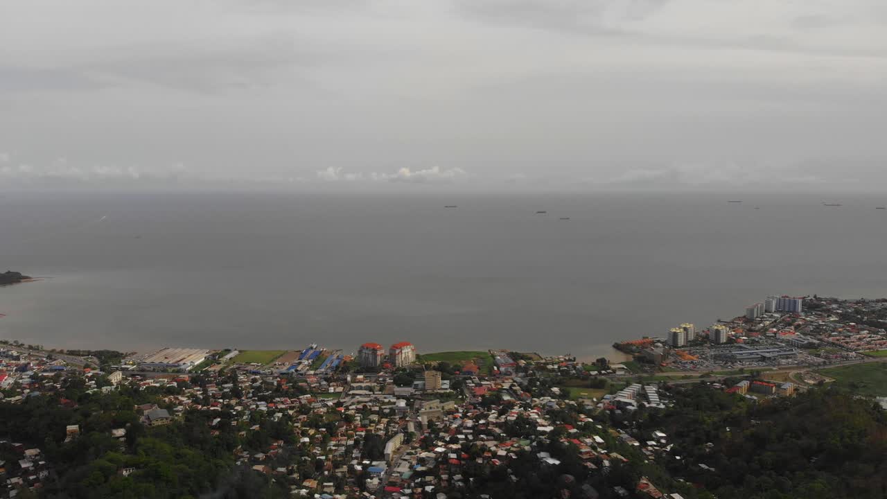 Città costiera sull'isola caraibica di Trinidad