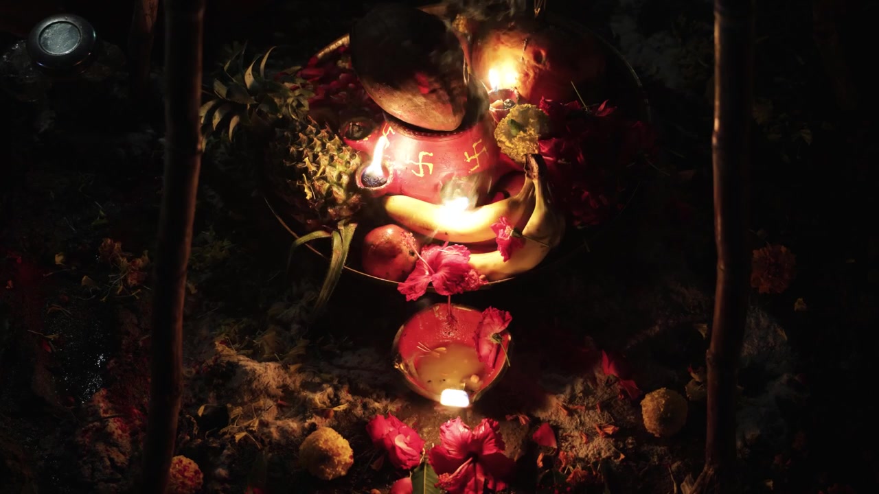 Arranjo tradicional de Diwali e sagrado Chhath Puja com Diyas, frutas e Kalash sagrado à noite, foto tirada durante a celebração do sagrado Chhath Puja