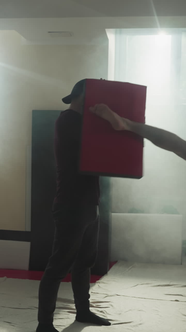 los luchadores entrenan golpes en bolsas de boxeo en el gimnasio. el equipo de deportistas profesionales hace golpes y patadas en el club deportivo ahumado en cámara lenta. entrenamiento atlético