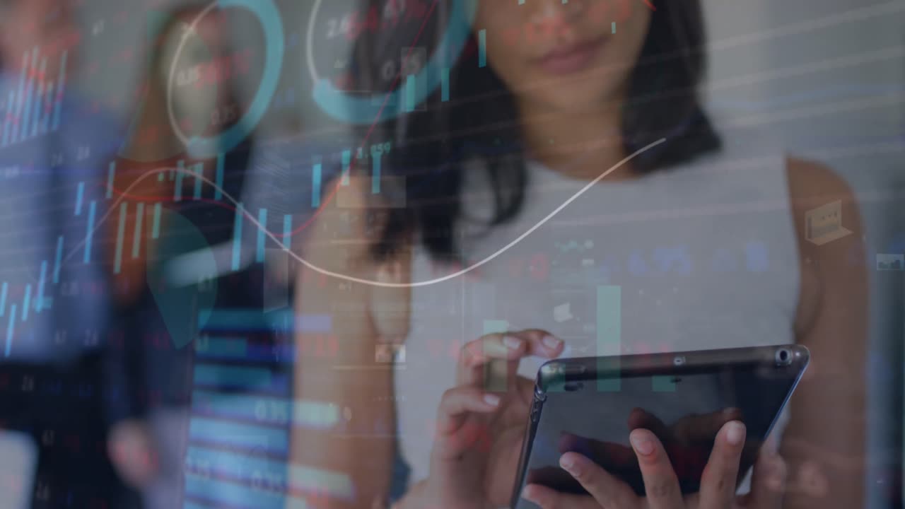animación del procesamiento de datos financieros sobre una mujer de negocios biracial usando una tableta.