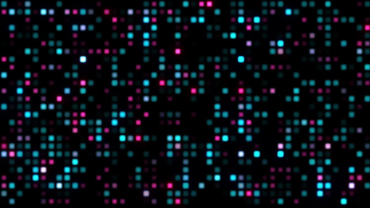 bucle sin costuras parpadeando luces led de píxeles púrpura azul sobre fondo negro. reflectores brillantes parpadeantes luces de tecnología informática. azulejos rosados pixelados azulejos futuristas abstractos 4k parpadean en mosaico.