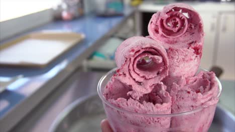 helado de frambuesa enrollado