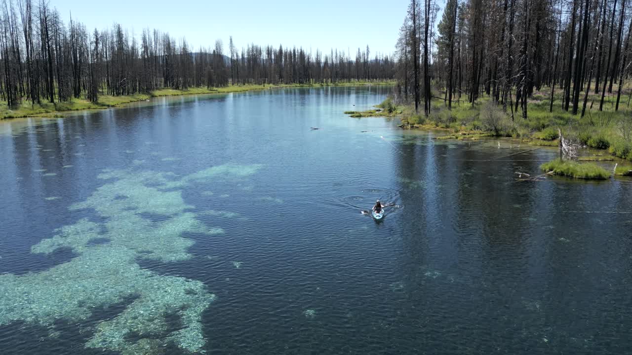 Jízda na kajaku v krásných čistých vodách Spring Creeku v Jižním Oregonu