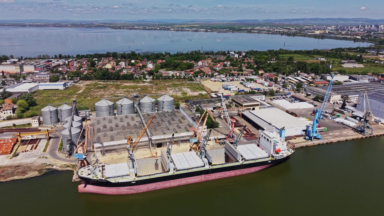 Des cargos accostent au port près d'une ville par une journée claire.