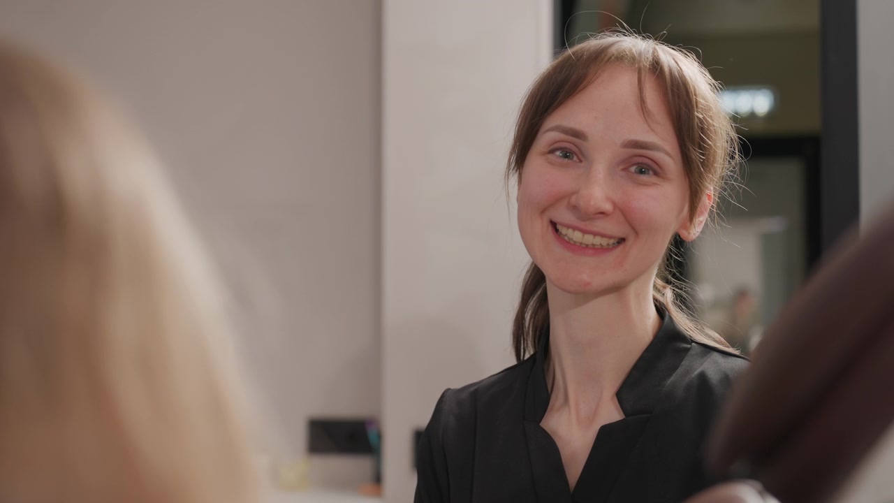 Primo piano di una donna che si consulta con un'altra donna in una clinica ortodontica. La scena mostra l'interazione tra i soggetti, concentrandosi sulla loro conversazione ed espressioni in un ambiente clinico. Soffusa.