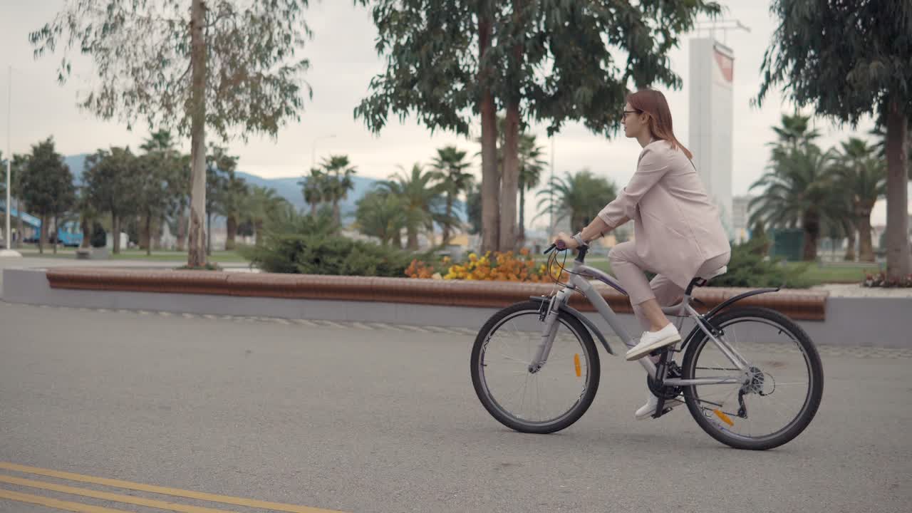 도시 공원에서 자전거를 타는 여자