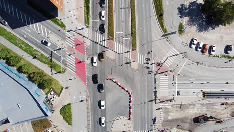 coches conduciendo en la intersección en una ciudad concurrida, vista aérea de arriba hacia abajo