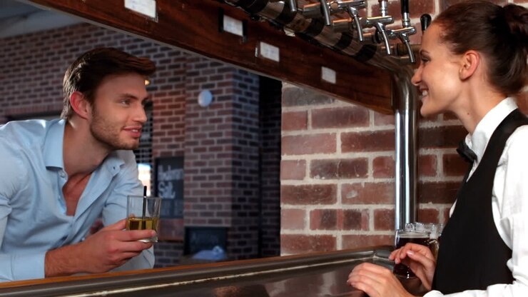 Bella barista che parla con un cliente