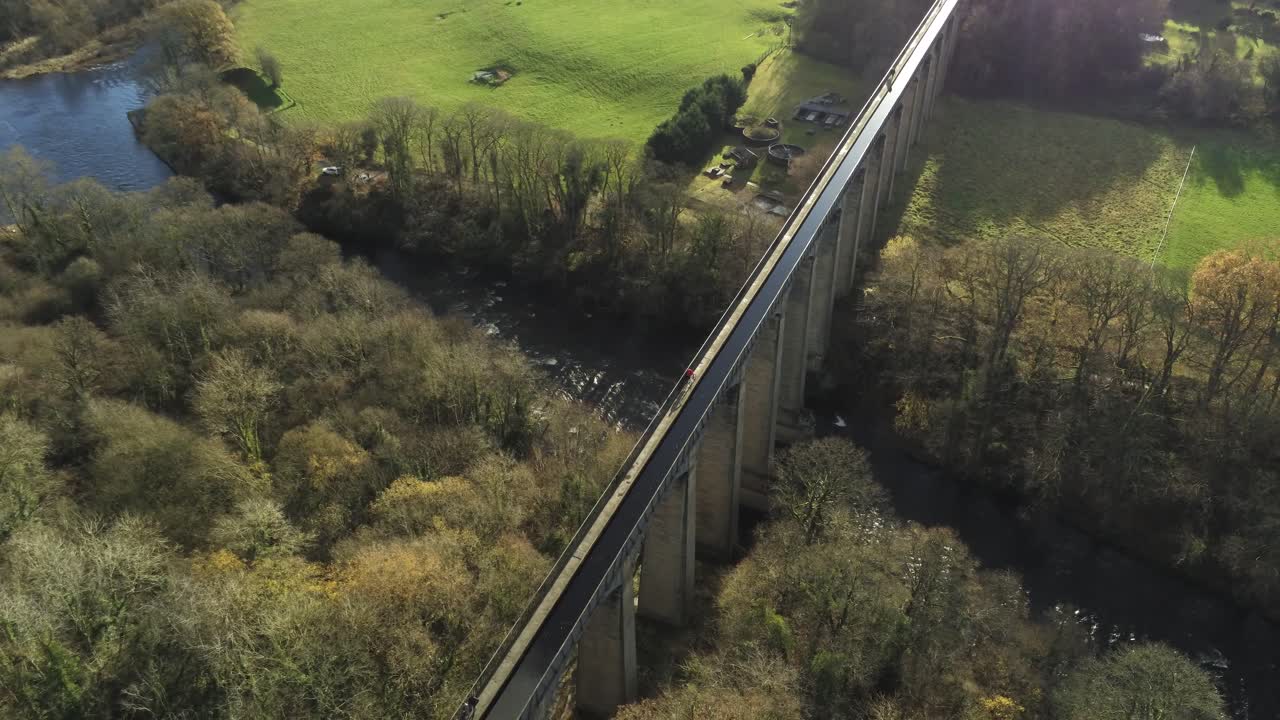 antiguo acueducto pontcysyllte galés vista aérea de la vía fluvial otoño rural bosques valle inclinado hacia la orilla del río
