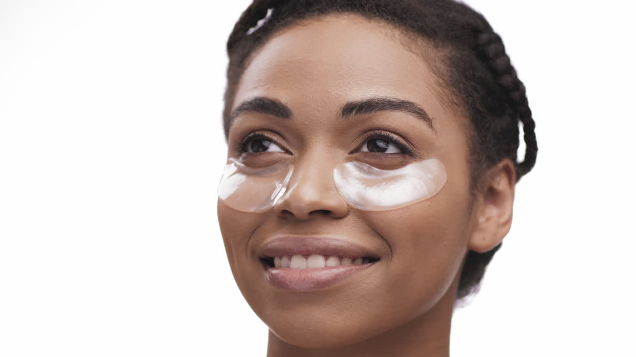 mujer con parches en los ojos