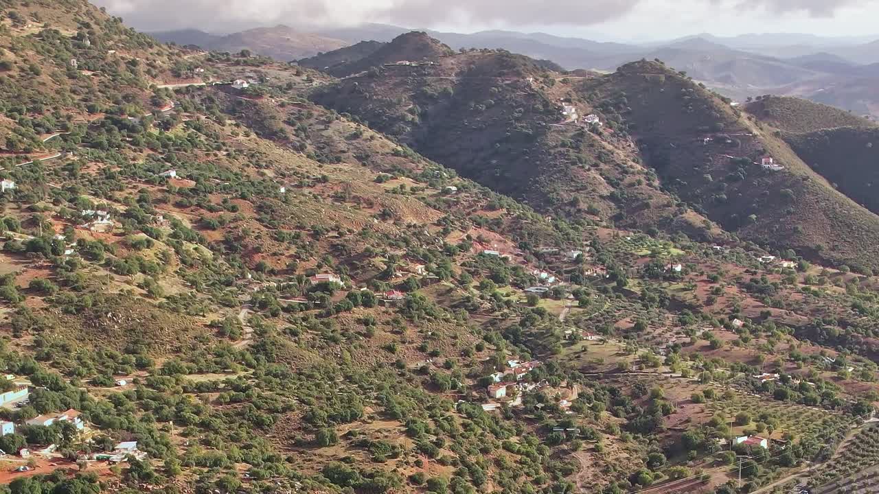 Vista del paesaggio di Malaga con colline e aziende agricole durante il giorno