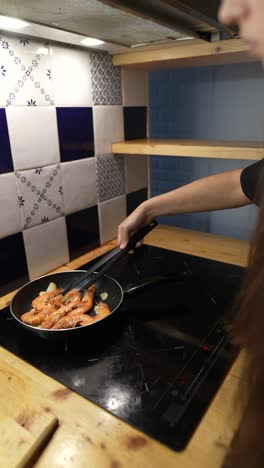 cocinando camarones en una cocina