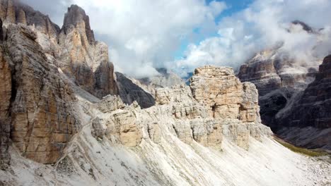 drone flyover cordillera, revelando el paisaje de alta montaña de punta fanes sud, dolomitas