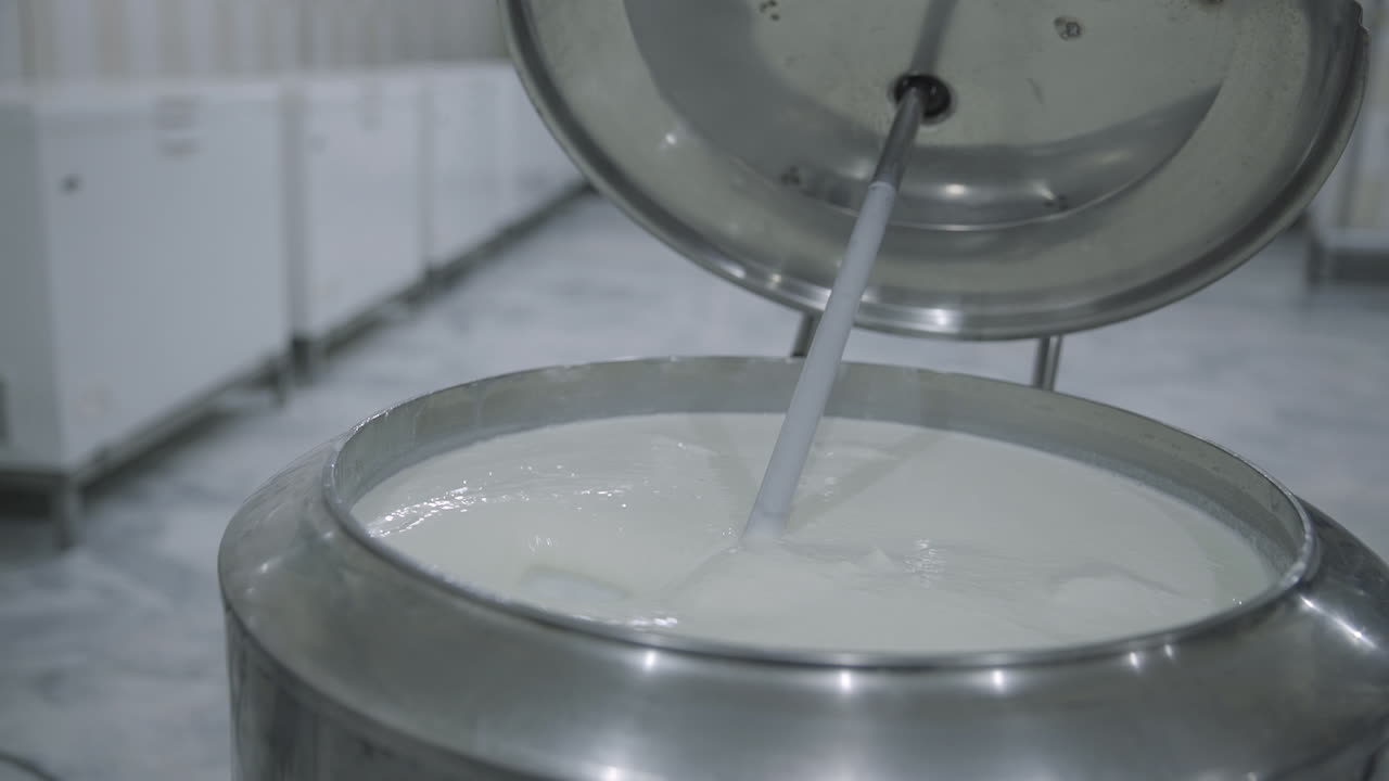 procesamiento de leche en una máquina, vista de cerca