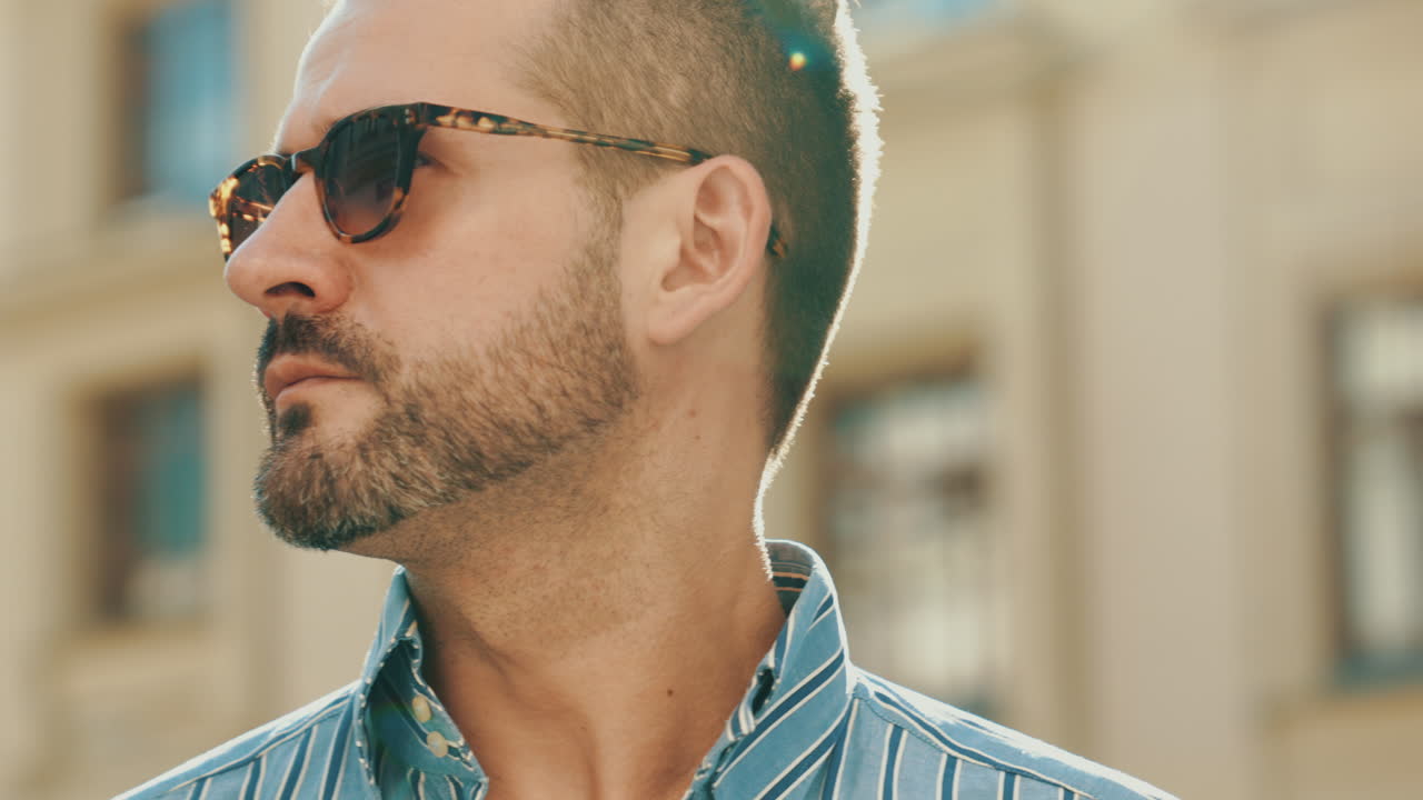 Hombre en gafas de sol