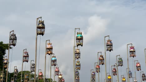 filas de palomas javanesas en un pájaro enjaulado, durante una competencia de canto para palomas javanesas en la plaza sur de yogyakarta