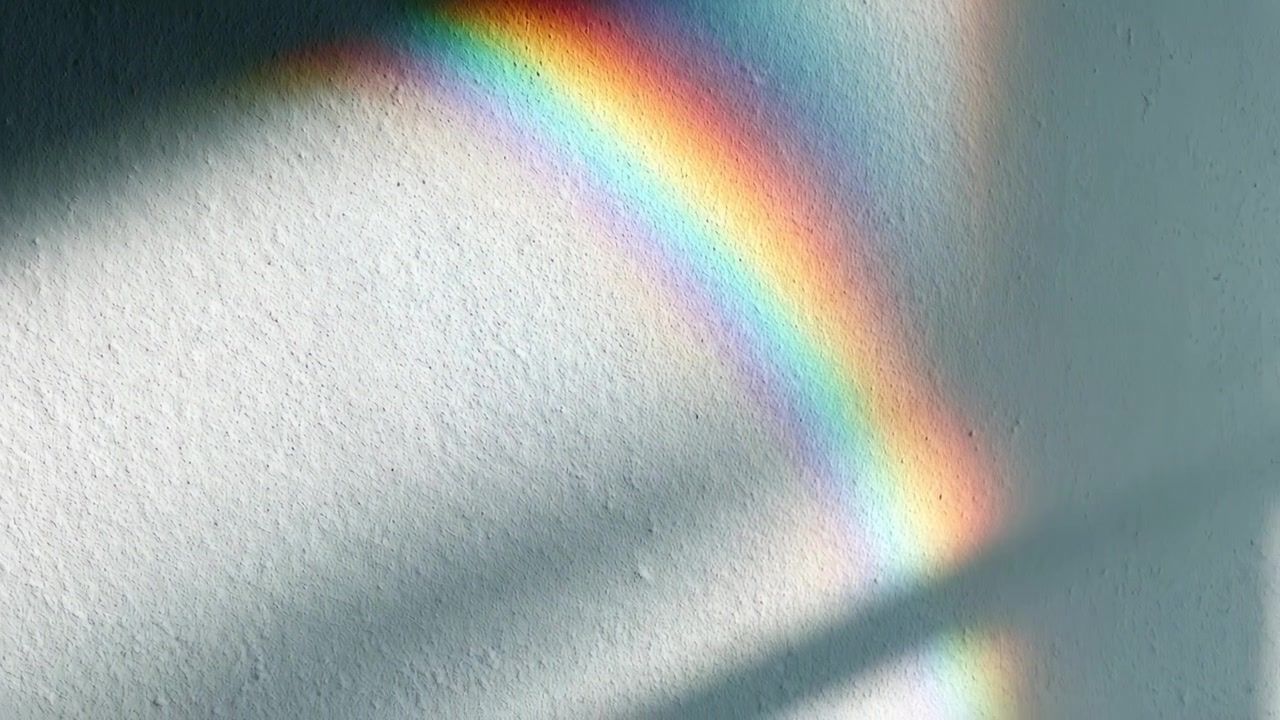 Rifrazione di luce arcobaleno su una parete bianca