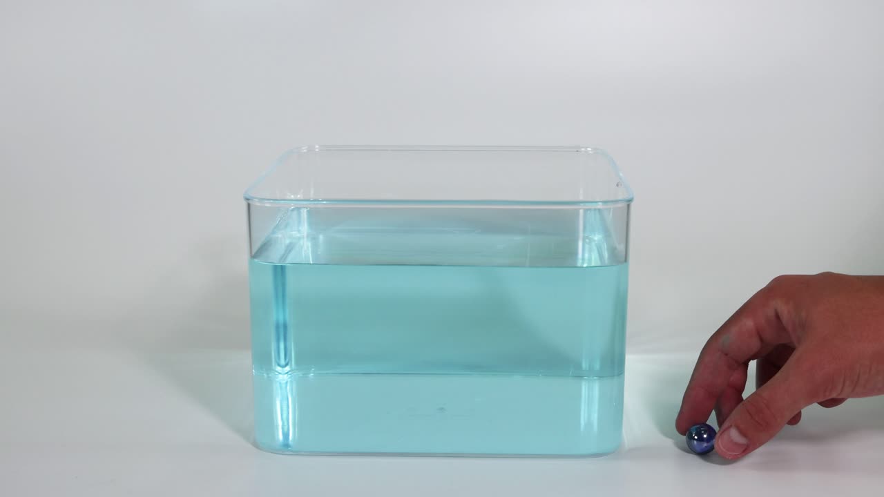 물로 가득 찬 용기에 대리석을 순차적으로 떨어뜨립니다.