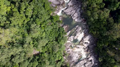 Aéreo-Sobre-El-Desfiladero-De-Behana-Rodeado-De-Bosque-Verde