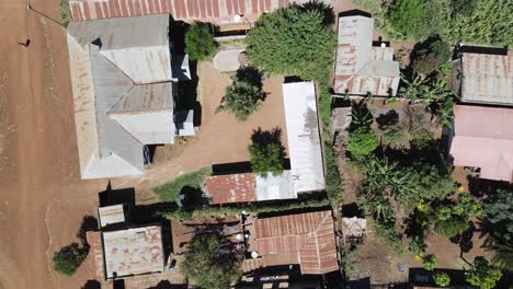casa tradicional africana en loitokitok, kenia, desde el aire hacia abajo