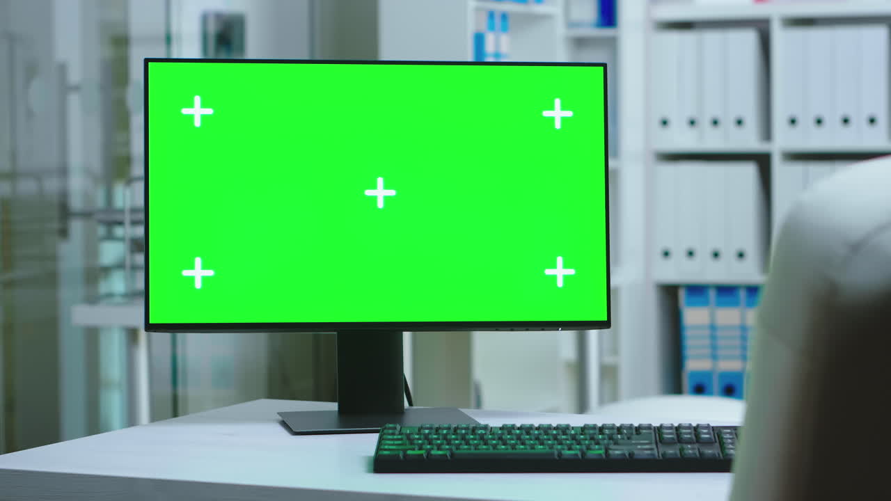 비즈니스 슈트 를 입은 사람 이 동료 들 에게 통계 를 알려 주는 것