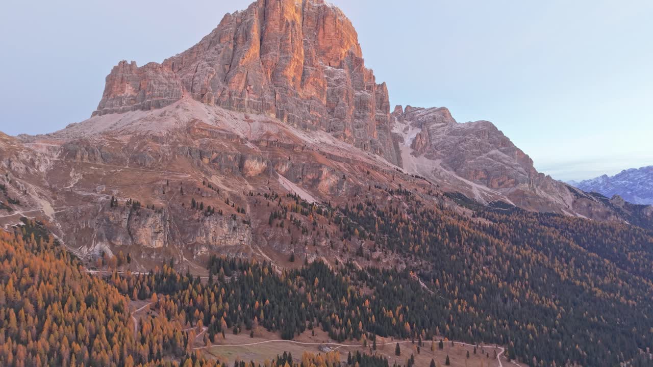 Glødende bjergtoppe og snoet vej ved solopgang, luftfoto, Dolomitterne, Italien