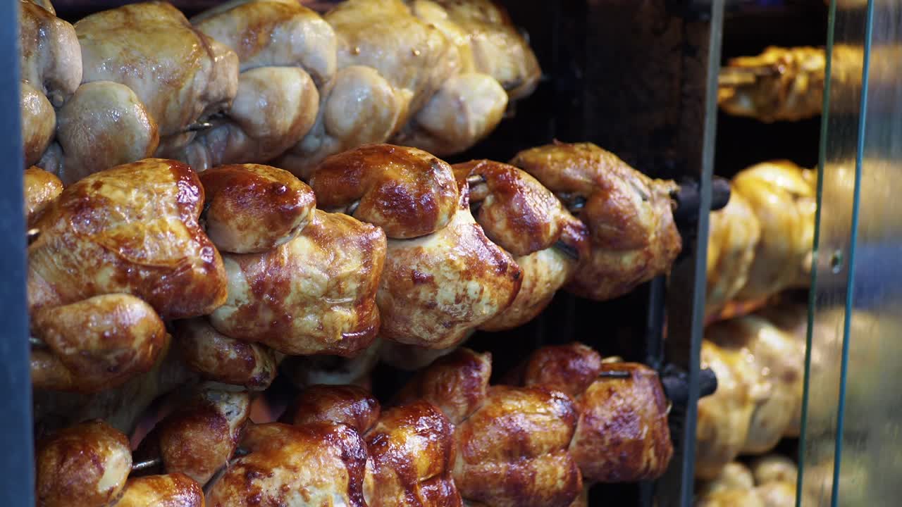 pollos asados en una rosera