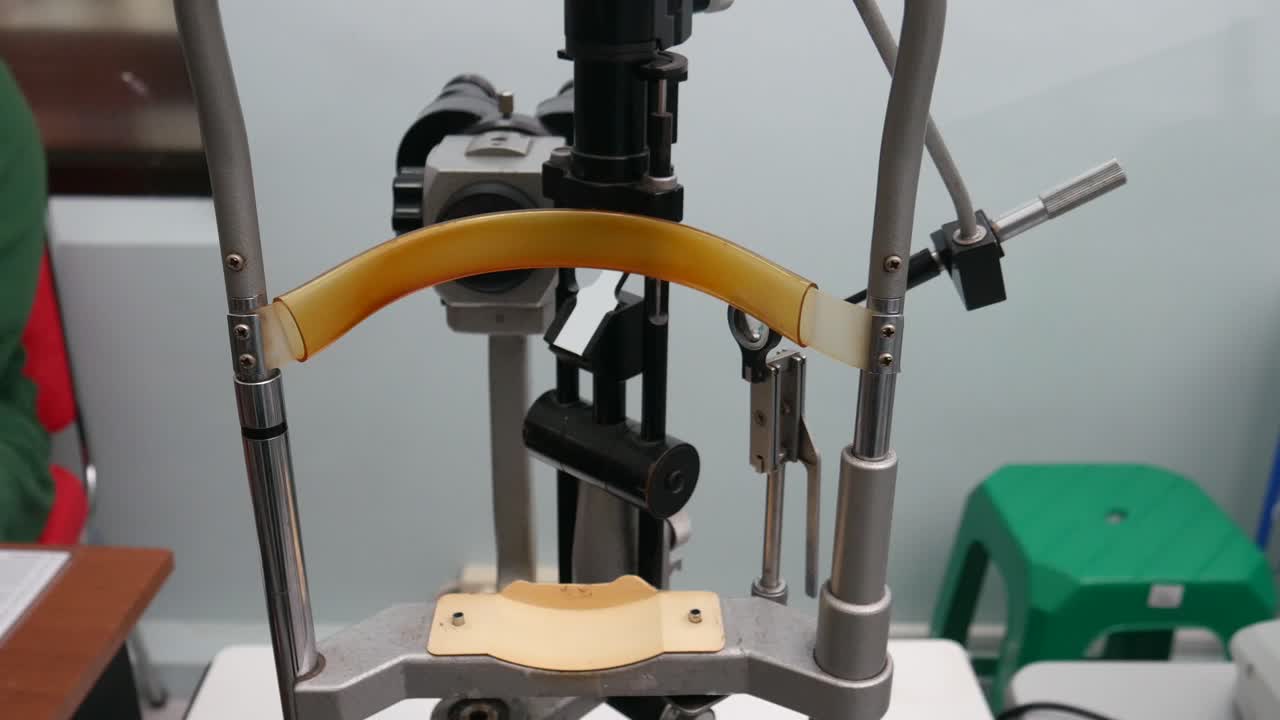 생체현미경은 병원에서 시력 검사 중에 사용되는 밝은 빛을 가진 현미경입니다.