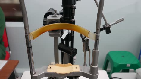 Ein-Biomikroskop-Ist-Ein-Mikroskop-Mit-Hellem-Licht,-Das-Bei-Einer-Augenuntersuchung-Im-Krankenhaus-Verwendet-Wird