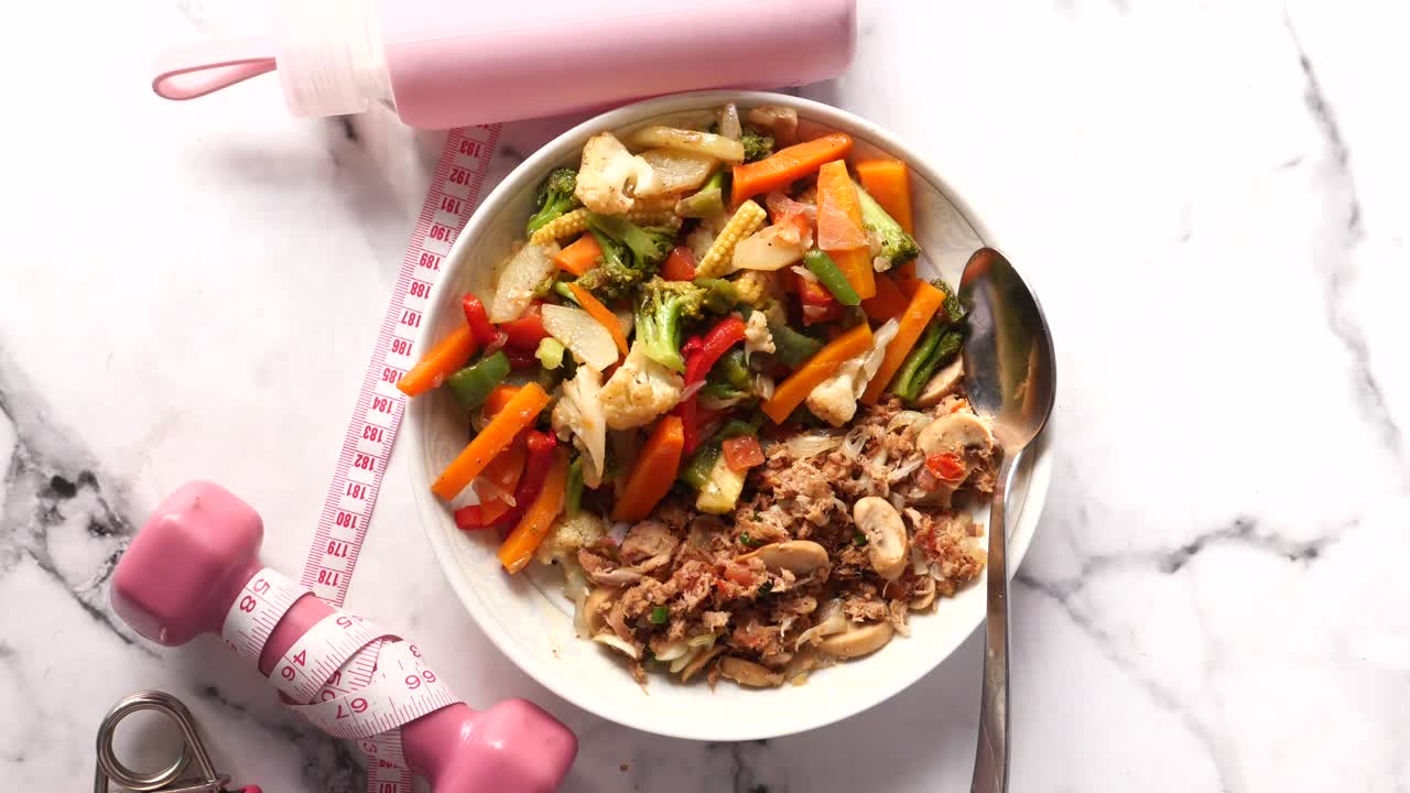 almuerzo saludable con accesorios de fitness