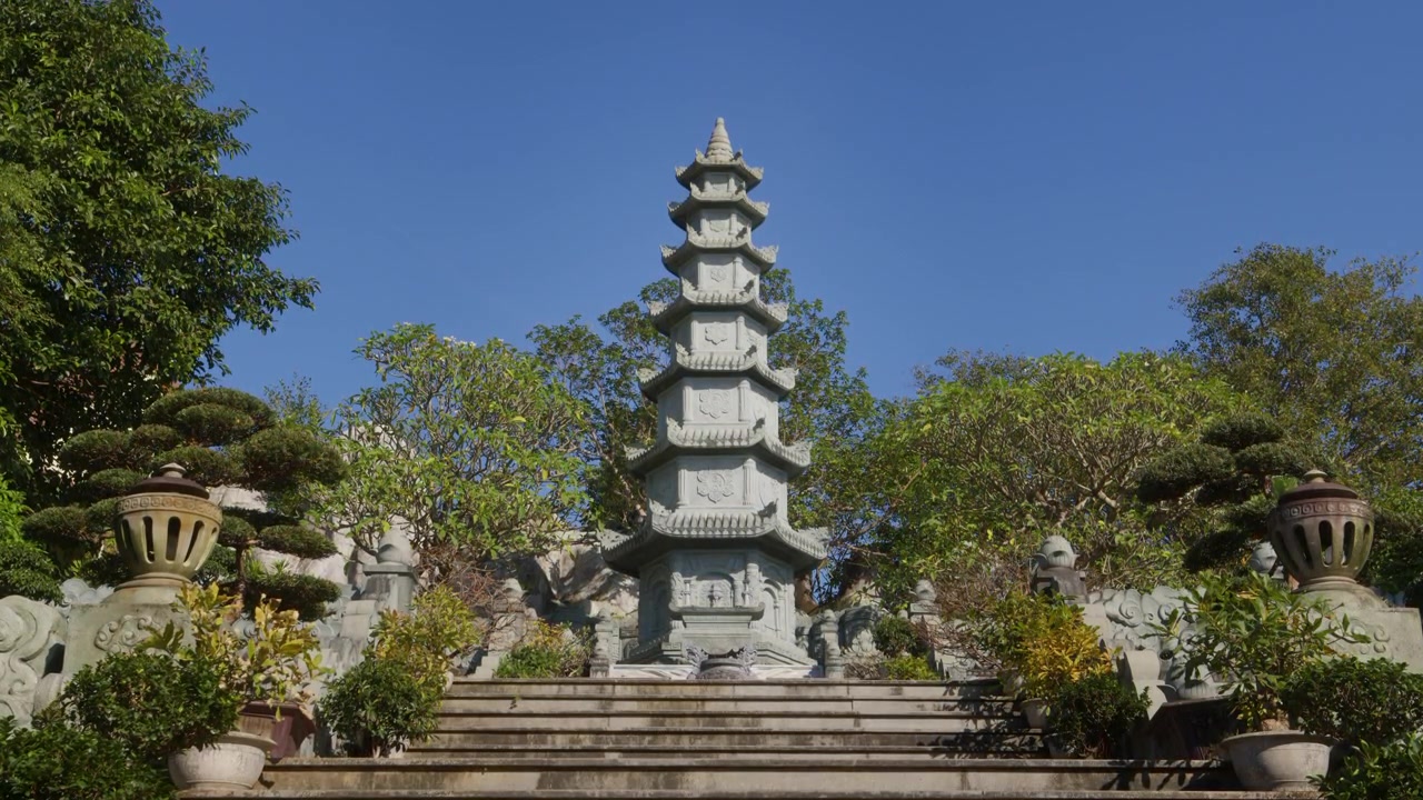 Stenpagode inden for Linh Ung Pagodekomplekset på Son Tra-halvøen i Da Nang, Vietnam. Totalbillede