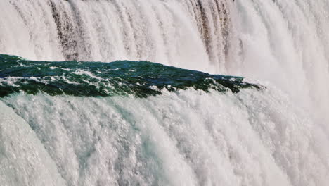 Ein-Teil-Von-Niagara-Fällt-Auf-Den-Hintergrund-Einer-Soliden-Wasserwand-Beeindruckendes-Natürliches-4k-video