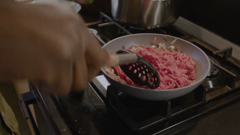 persona cocinando en la cocina