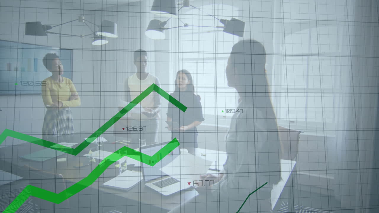 Animación de procesamiento de datos y diagramas sobre diversos colegas hablando en la oficina