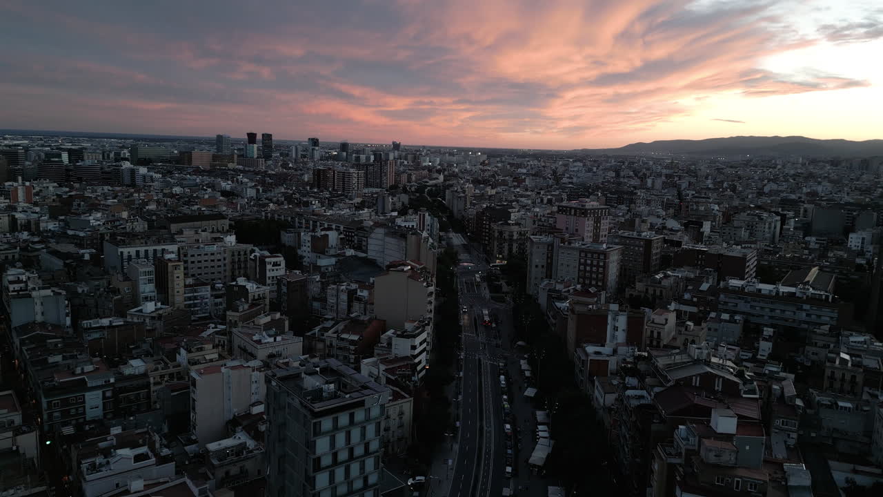 un dron nublado al atardecer disparó sobre el paisaje urbano de barcelona, españa