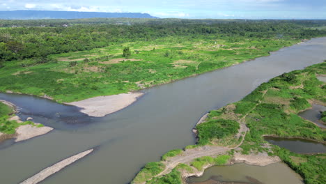 El-Paisaje-De-Java-Central-Y-El-Río-Panorámican-Hasta-La-Campiña-Indonesia