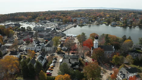 Vista-Aérea-Panorámica-De-Una-Encantadora-Ciudad-Costera-En-Otoño,-Kennebunkport-Maine