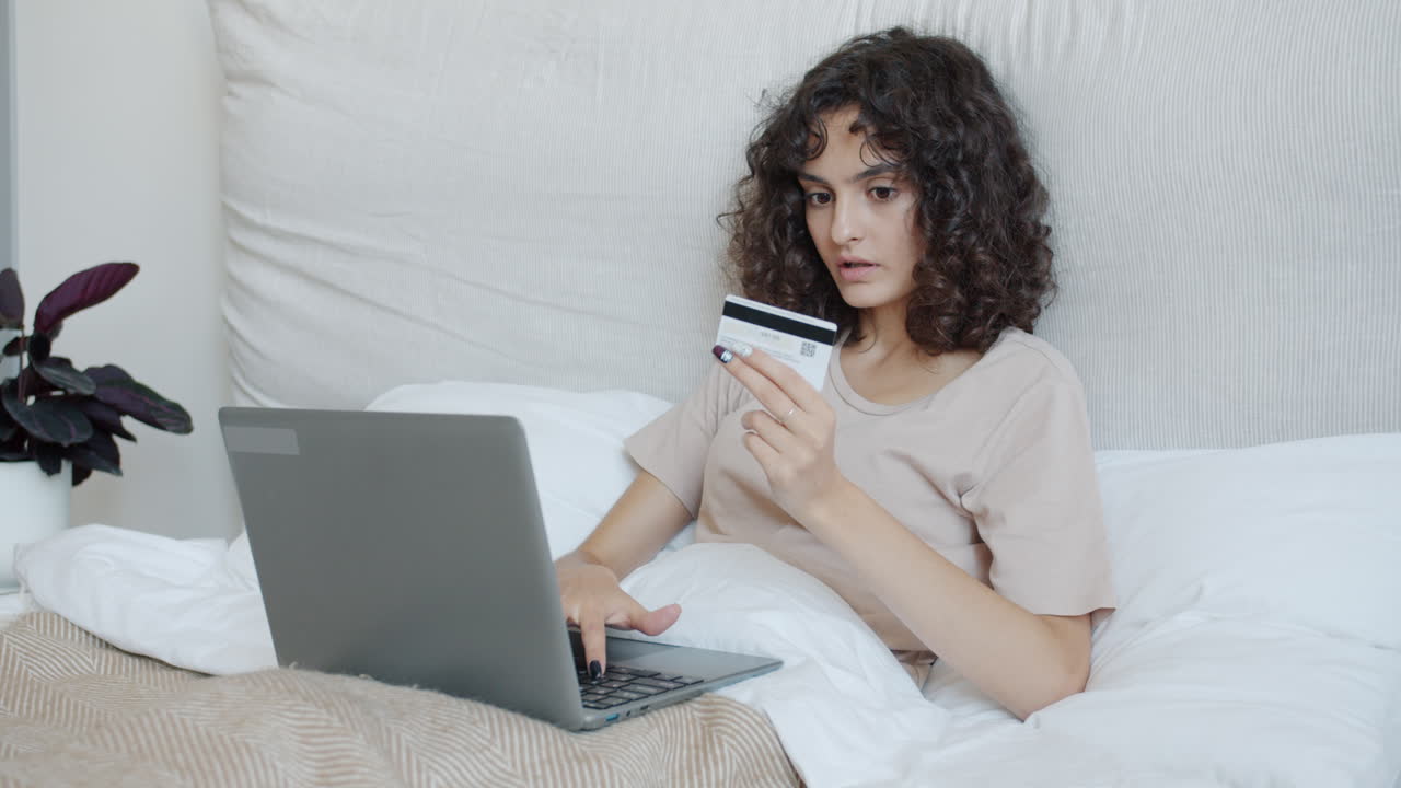 mujer trabajando en la computadora portátil en la cama