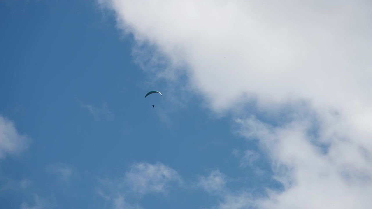 Paracadutista che vola in alto nel cielo