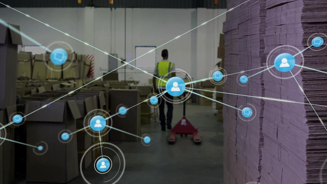 Magazziniere che spinge un transpallet rosso verso l'uscita, avviando una visualizzazione di rete digitale.
