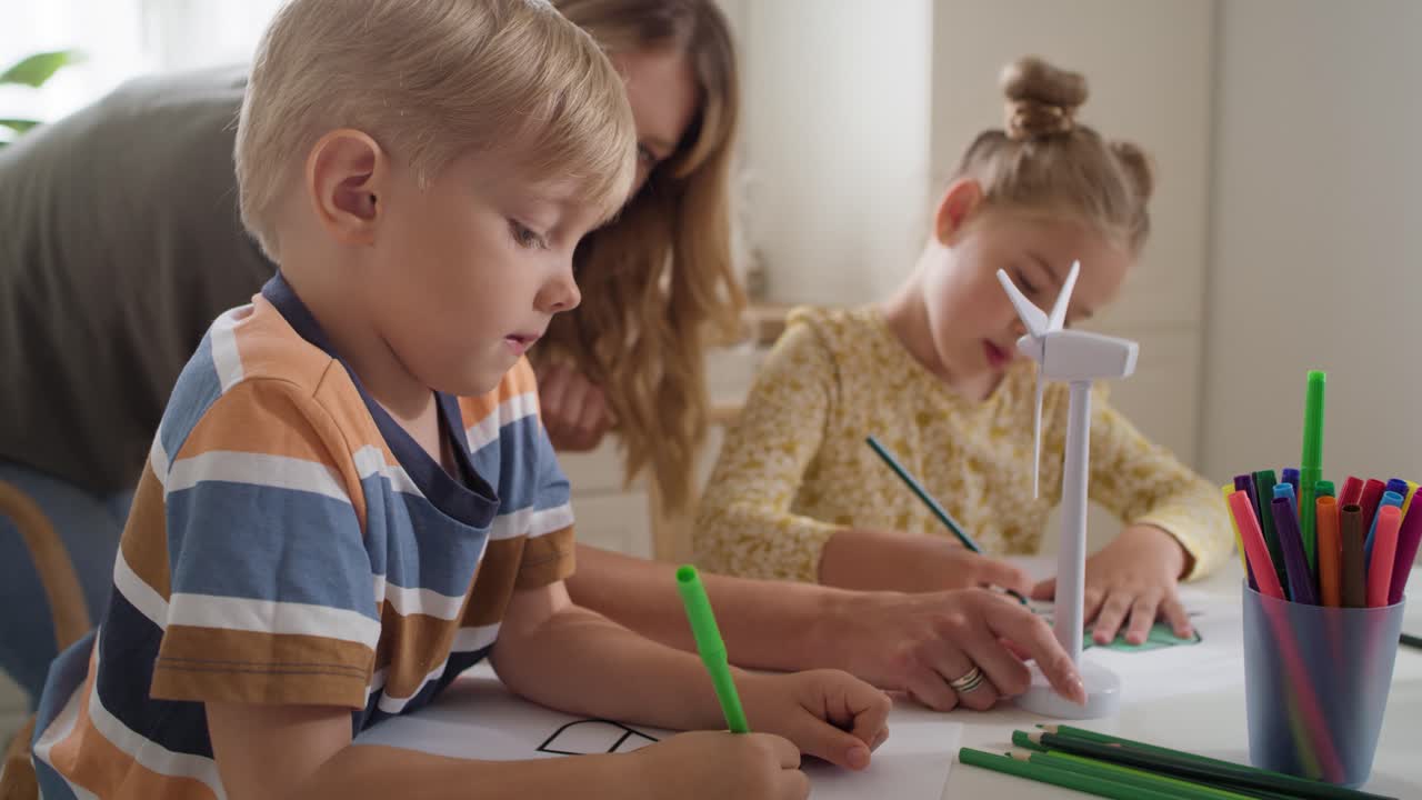 video de seguimiento de niños coloreando un símbolo de reciclaje