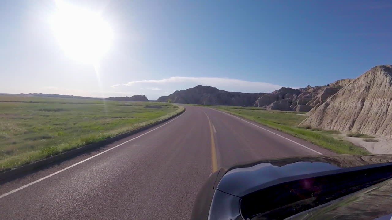 Guidando attraverso il Parco Nazionale delle Badlands nel Dakota del Sud