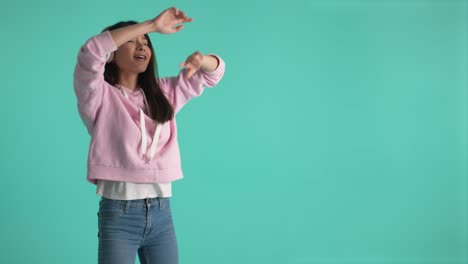 una chica asiática bonita con auriculares bailando al ritmo de la música