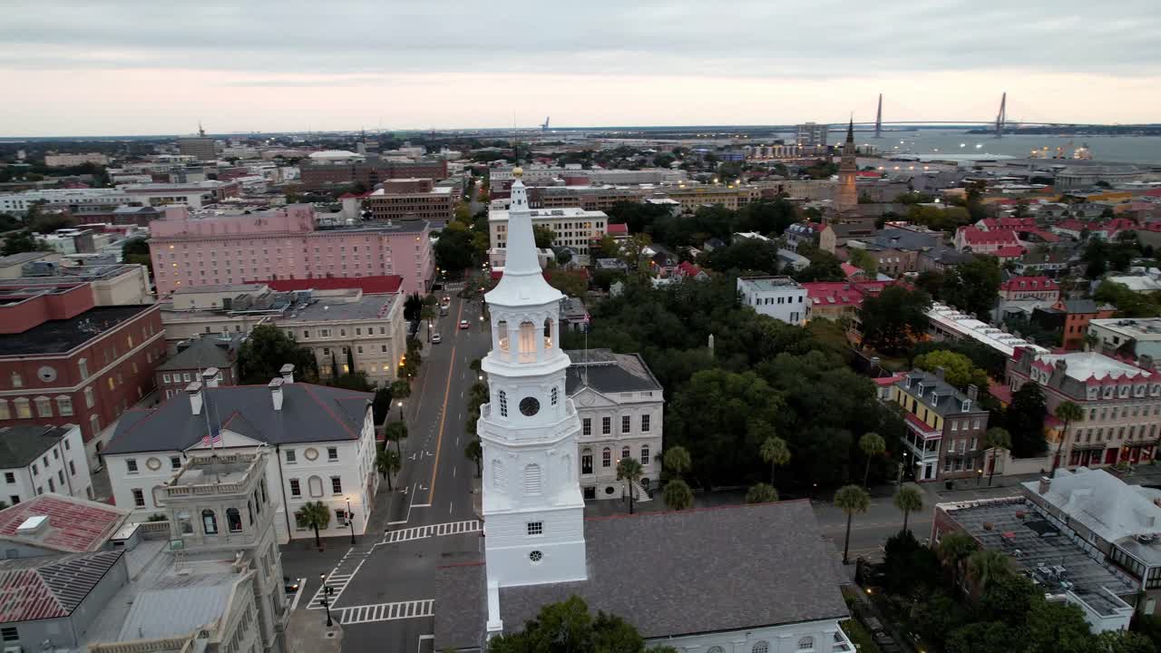 órbita aérea amplia lenta alrededor de la iglesia de st michaels en charleston sc, carolina del sur