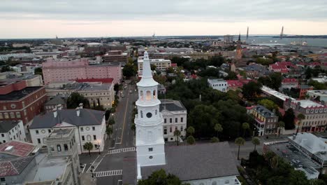 órbita-Aérea-Amplia-Lenta-Alrededor-De-La-Iglesia-De-St-Michaels-En-Charleston-Sc,-Carolina-Del-Sur