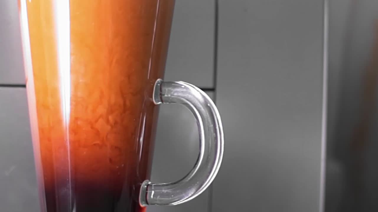 Video in stock di caffè caldo in una tazza di vetro all'ora di colazione, senza persone filmato in stock