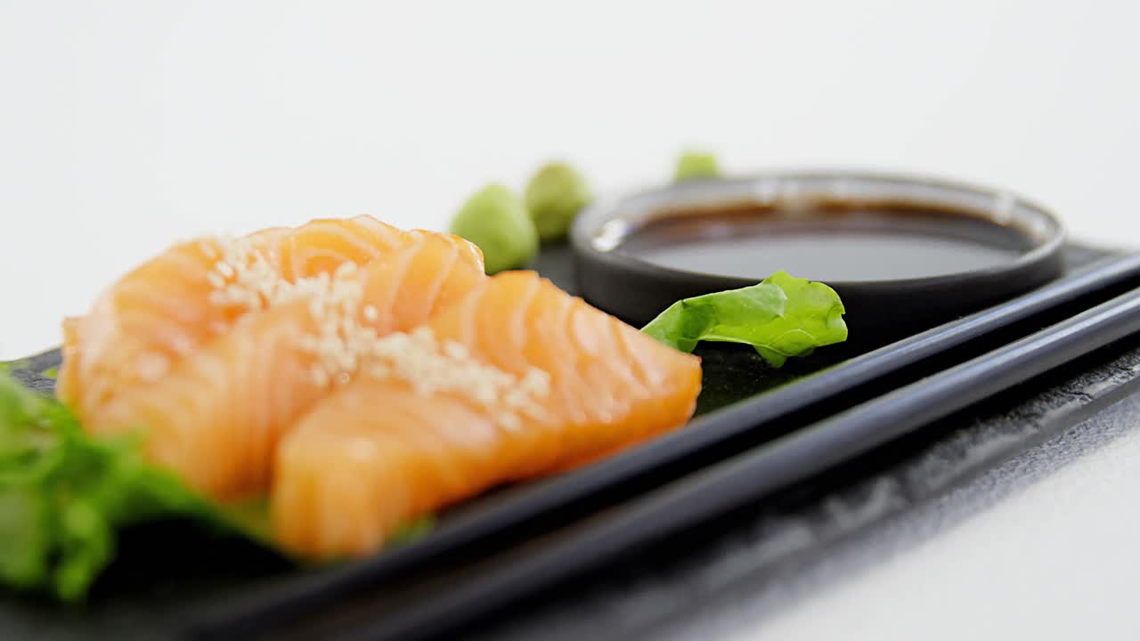 Sushi serviti sul vassoio con le bacchette