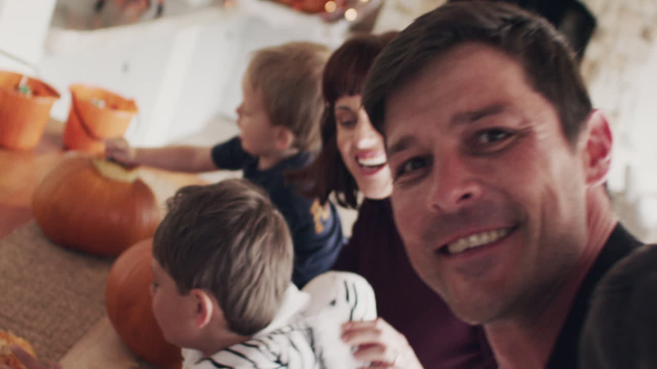 한 남자가 가족과 함께 홈 비디오를 준비하고 있습니다.