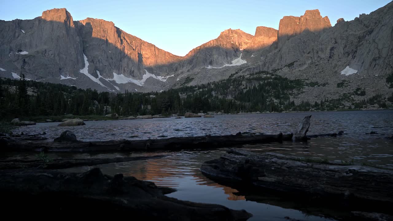 inclinarse hacia el paisaje dramático del circo de las torres mientras el sol se pone en el desierto del río del viento
