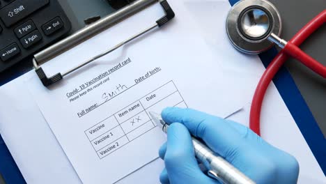코로나19 백신 접종 기록 카드 (covid-19 vaccination record card) 를 채우고 있습니다.